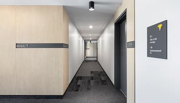 Condo, salle de bains, cuisine, salon, balcon, services